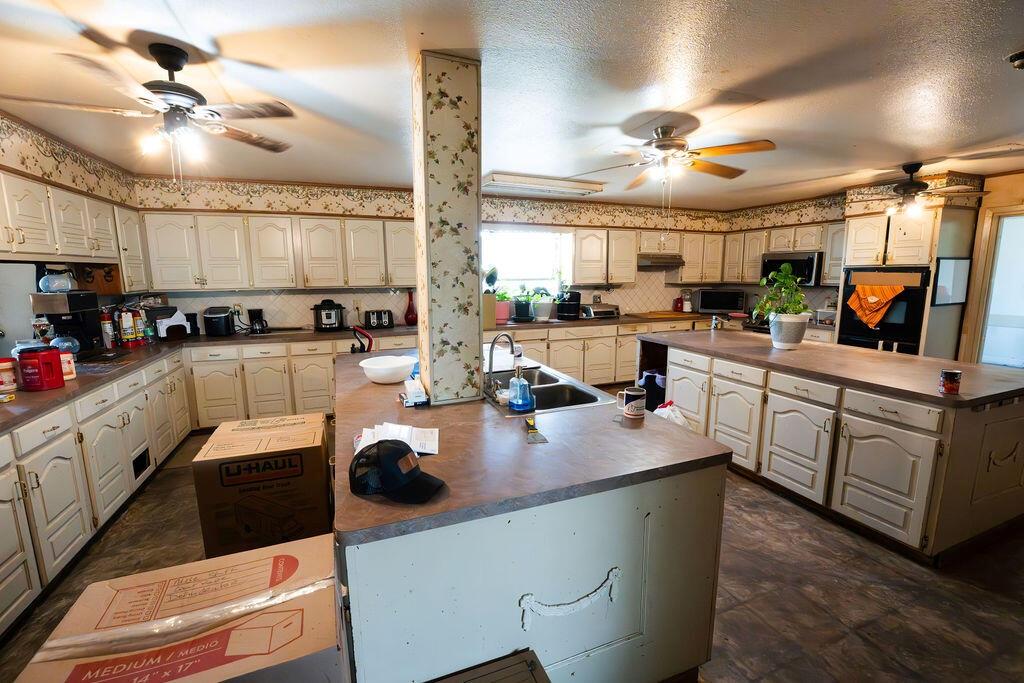 6016 W Lake Creek Road, Riesel, Texas image 9