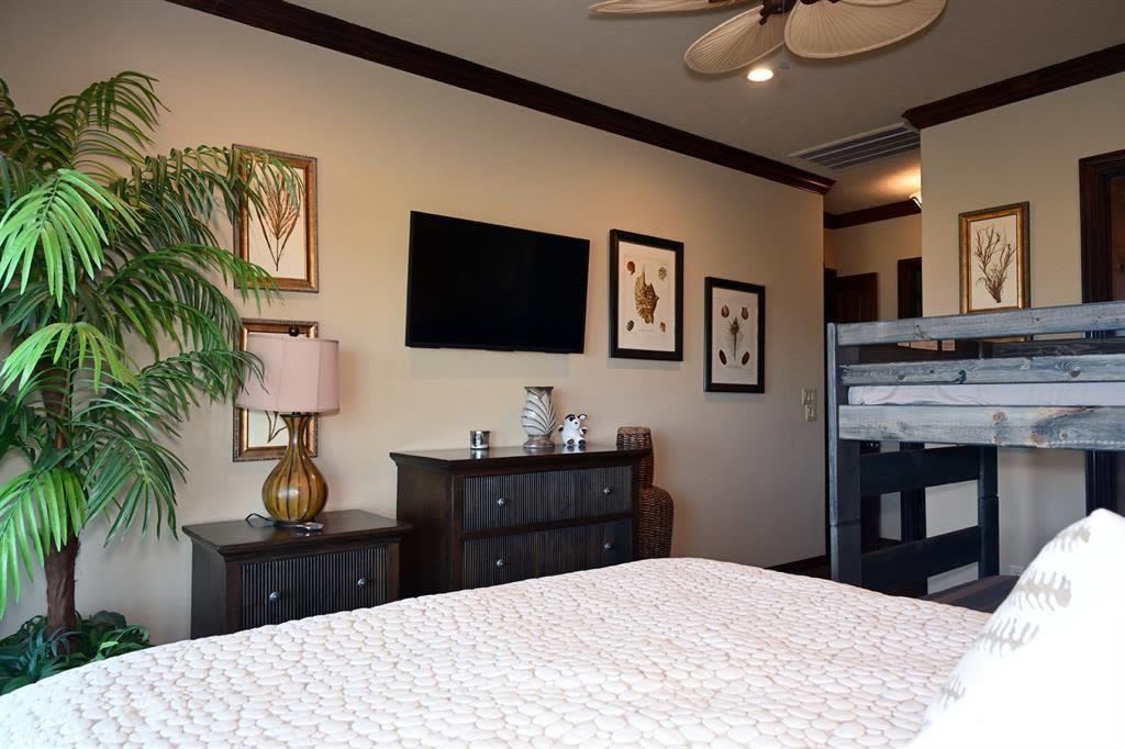 680 Villa Drive, Crystal Beach, Texas image 11