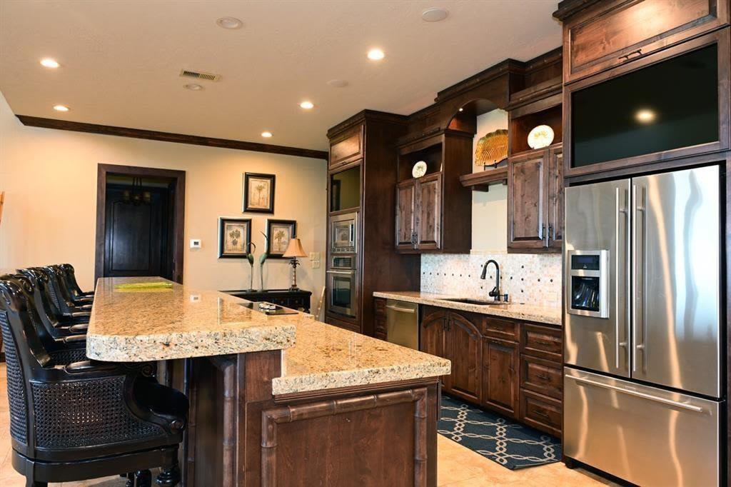 680 Villa Drive, Crystal Beach, Texas image 7