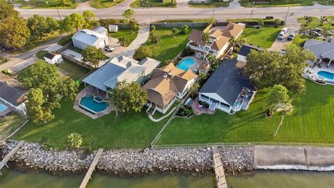 A home in Bacliff