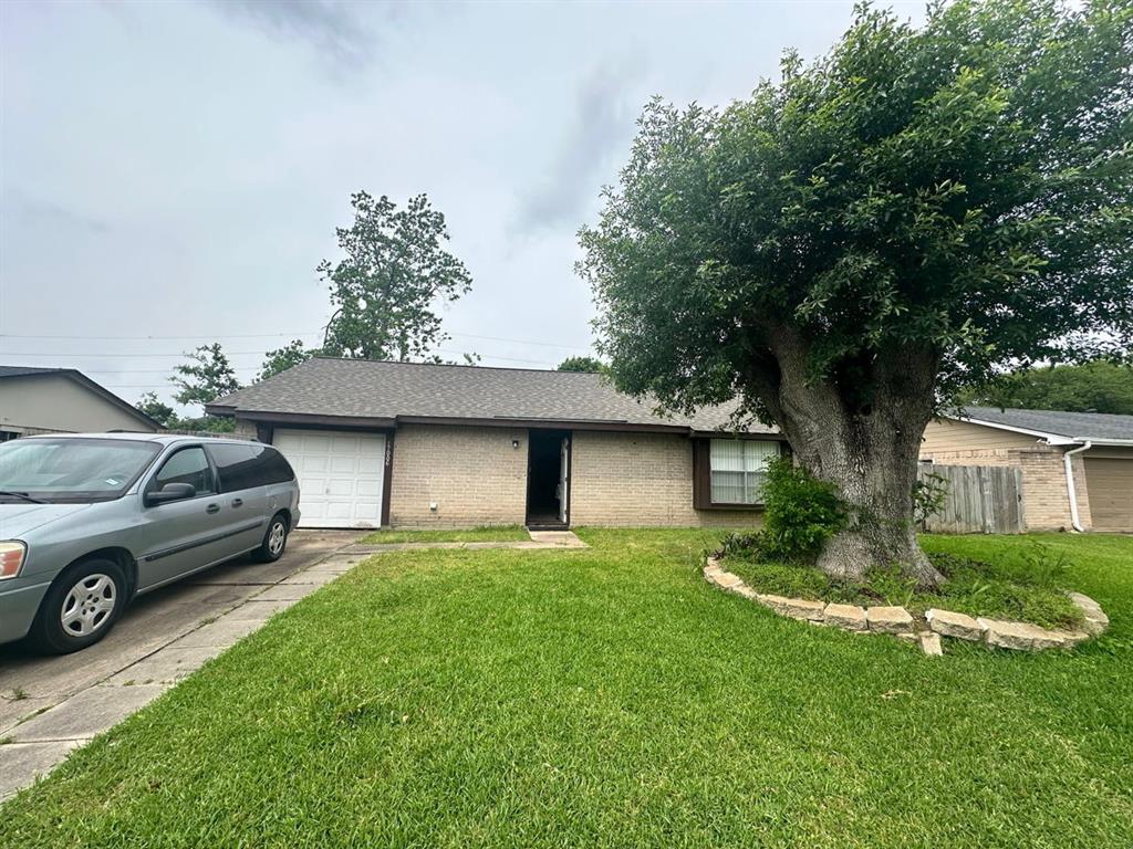 17006 Rippling Mill Drive, Sugar Land, Texas image 2