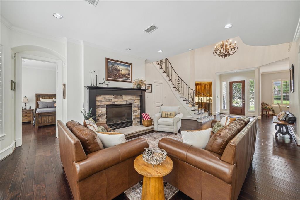 1527 Sheltering Oaks Lane