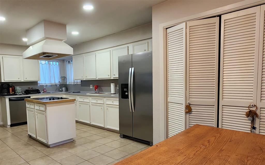 532 S Rivershire Drive, Conroe, Texas image 9