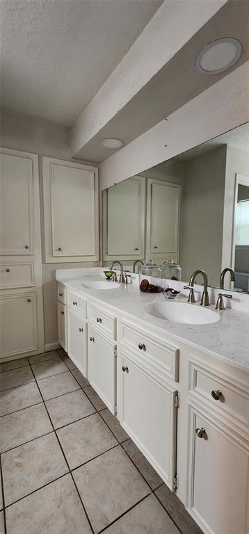 532 S Rivershire Drive, Conroe, Texas image 24