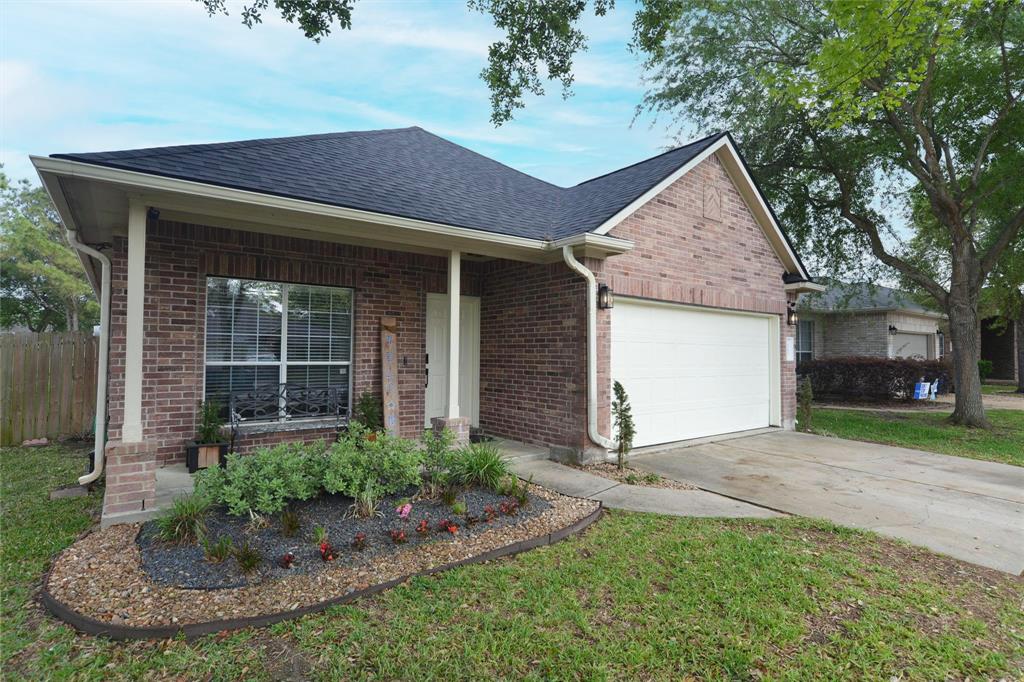 6743 Hidden Colony Lane, Dickinson, Texas image 1