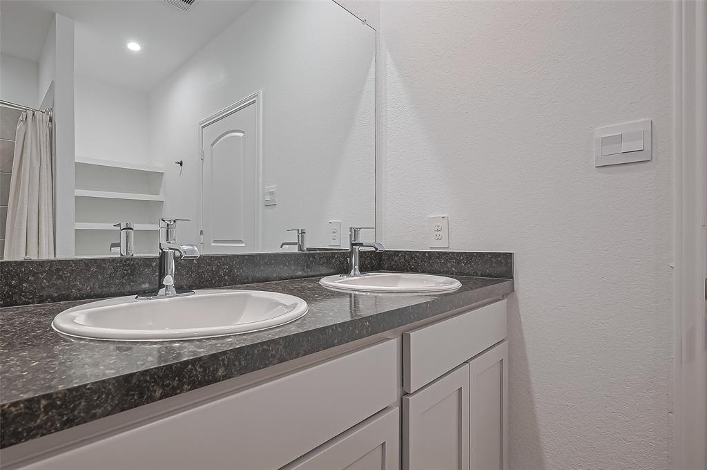 5422 Evergreen Heights Lane, Spring, Texas image 31