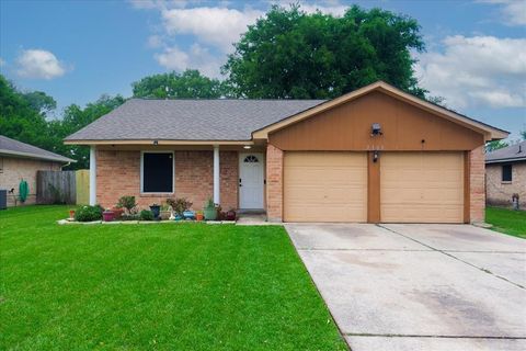 Single Family Residence in Houston TX 2302 Ravenwind Road.jpg