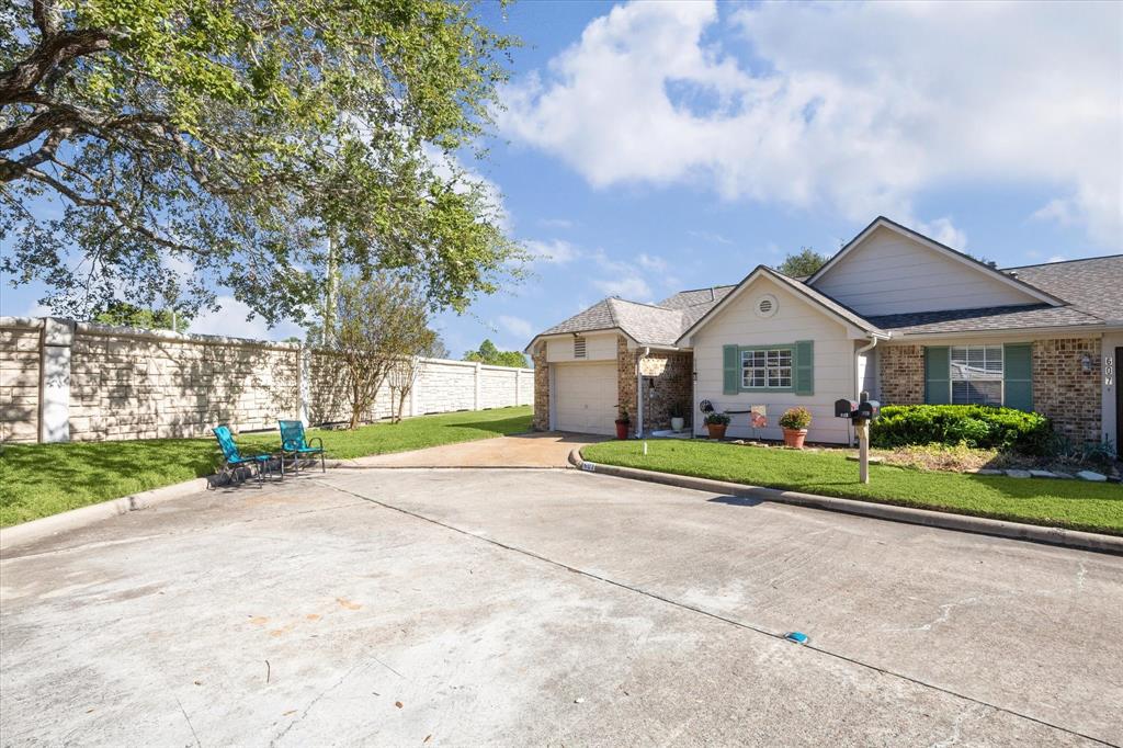 603 E Country Grove Circle, Pearland, Texas image 2