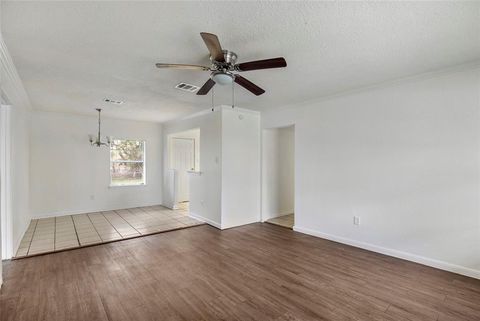 Single Family Residence in Houston TX 5711 Lyndhurst Drive.jpg