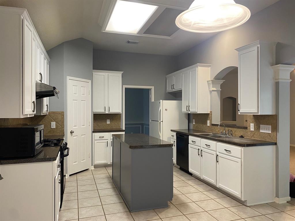 430 Spindle Ridge Drive, Spring, Texas image 10
