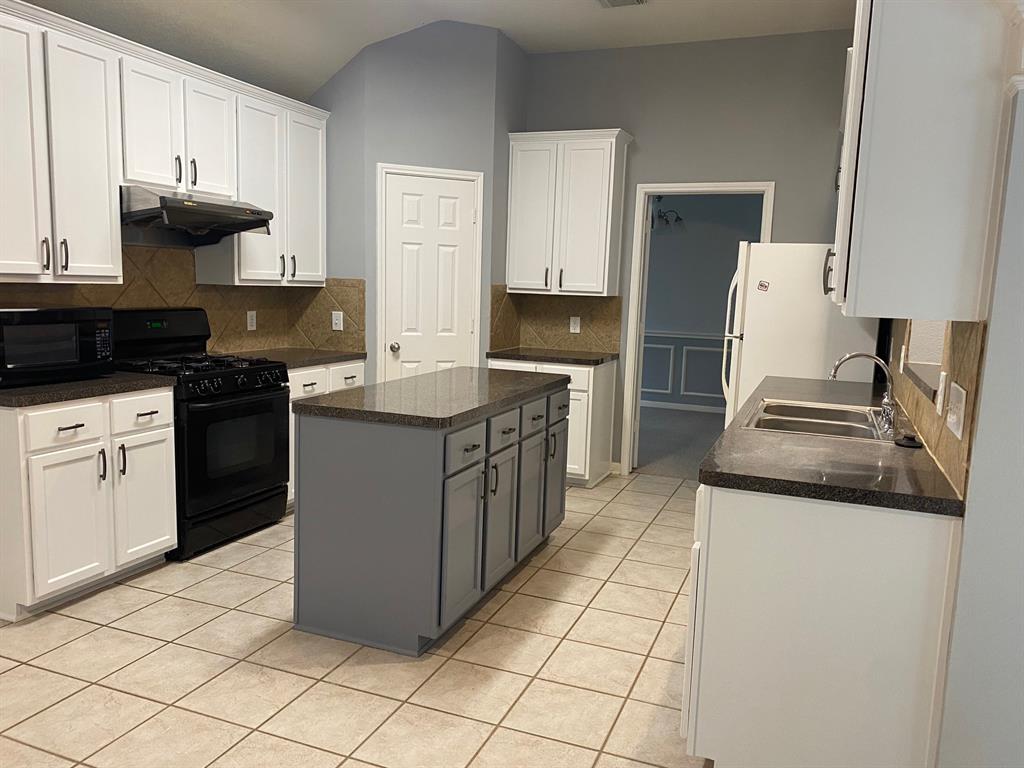 430 Spindle Ridge Drive, Spring, Texas image 8