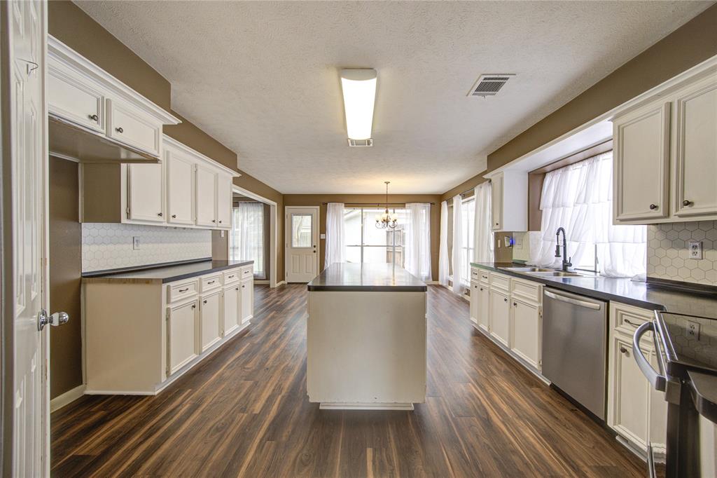 1322 Village Garden Drive, Missouri City, Texas image 9