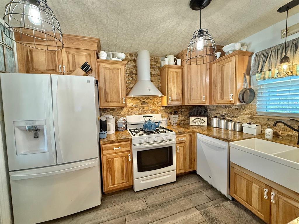 2330 Little John Lane, Groves, Texas image 15
