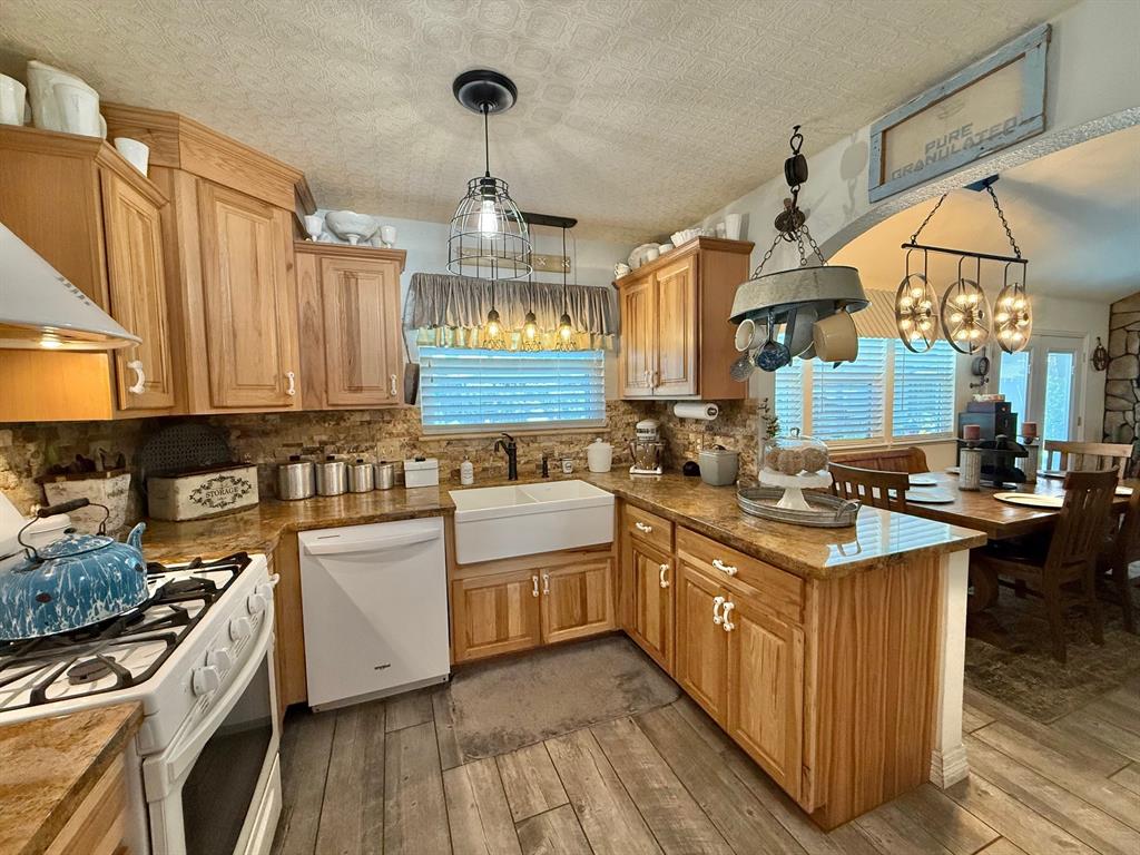 2330 Little John Lane, Groves, Texas image 13