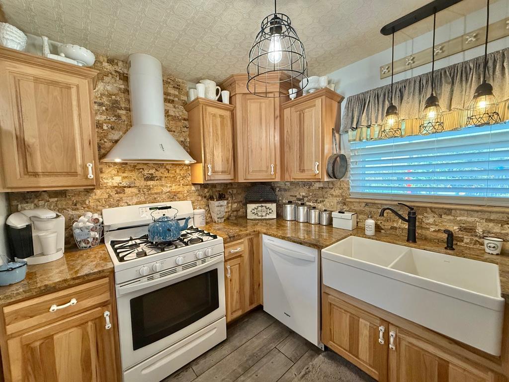 2330 Little John Lane, Groves, Texas image 14