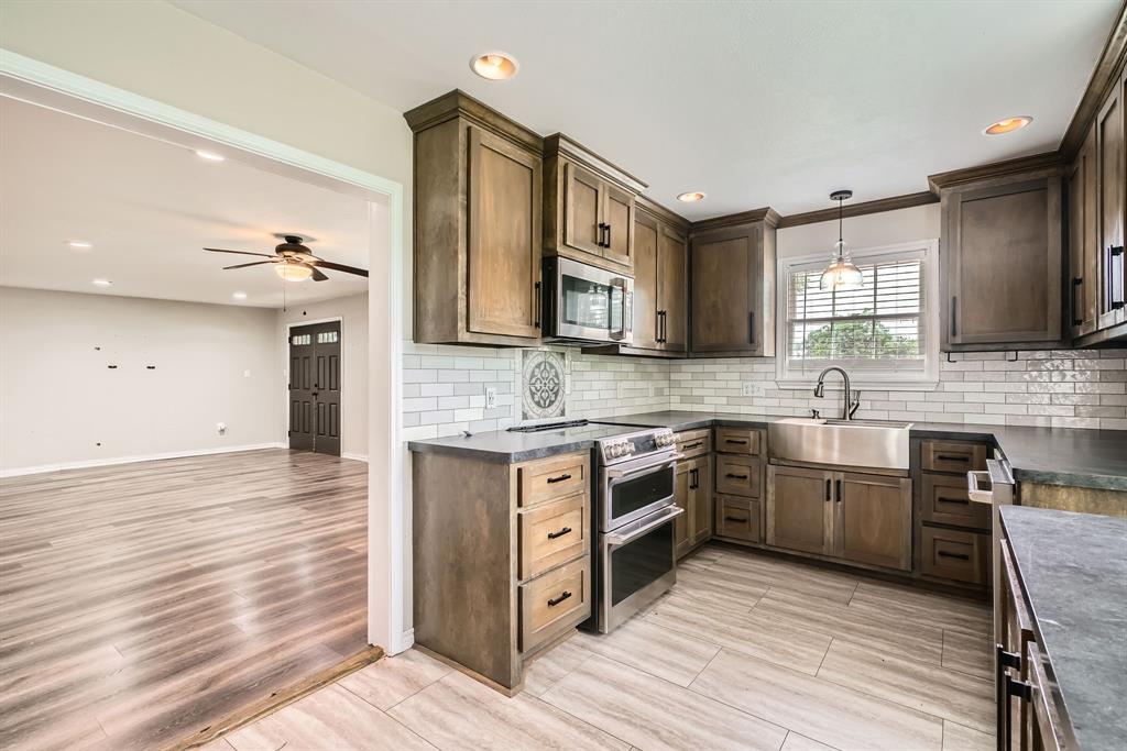 403 S Velasco Street, Angleton, Texas image 8