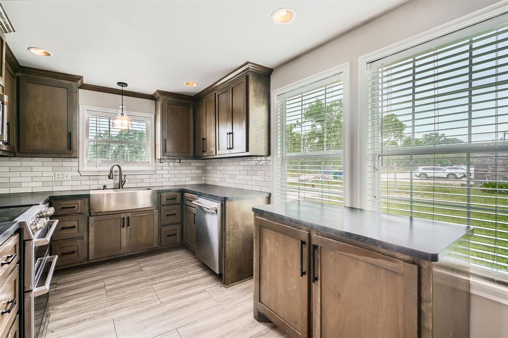 403 S Velasco Street, Angleton, Texas image 9