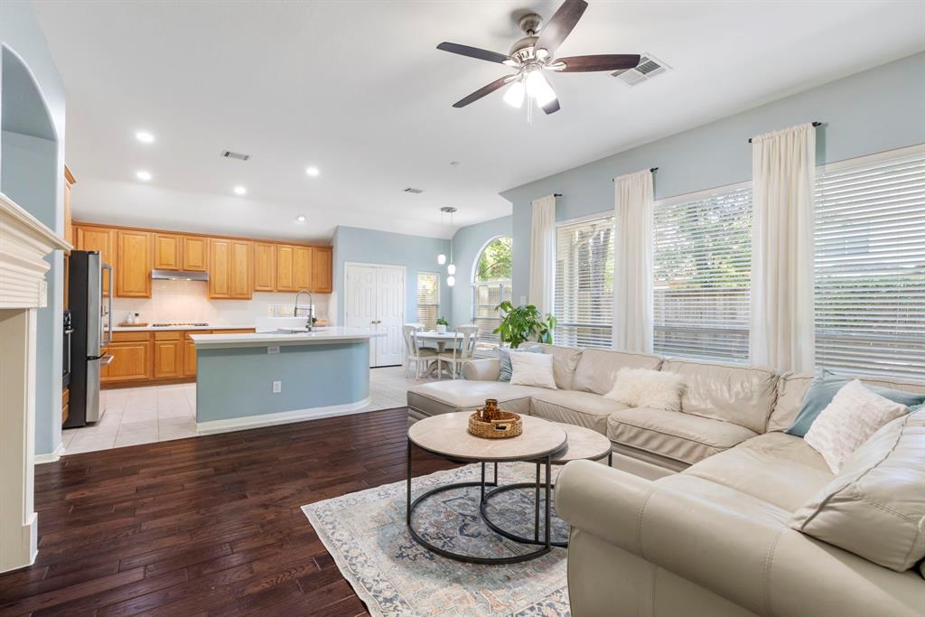 99 N Downy Willow Circle, The Woodlands, Texas image 7