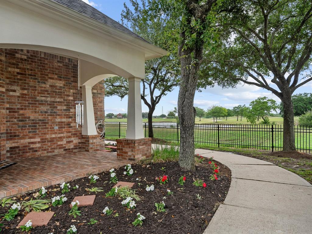 2602 Arbor Hill Lane, Pearland, Texas image 2