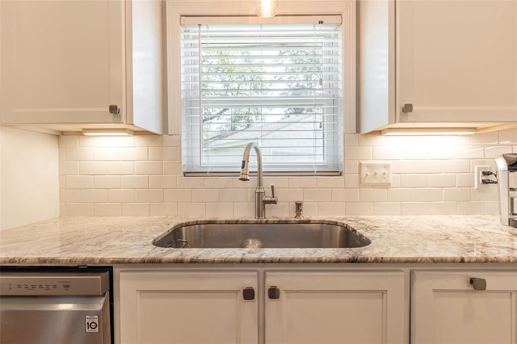 1050 Royal Oak Drive, Dickinson, Texas image 28