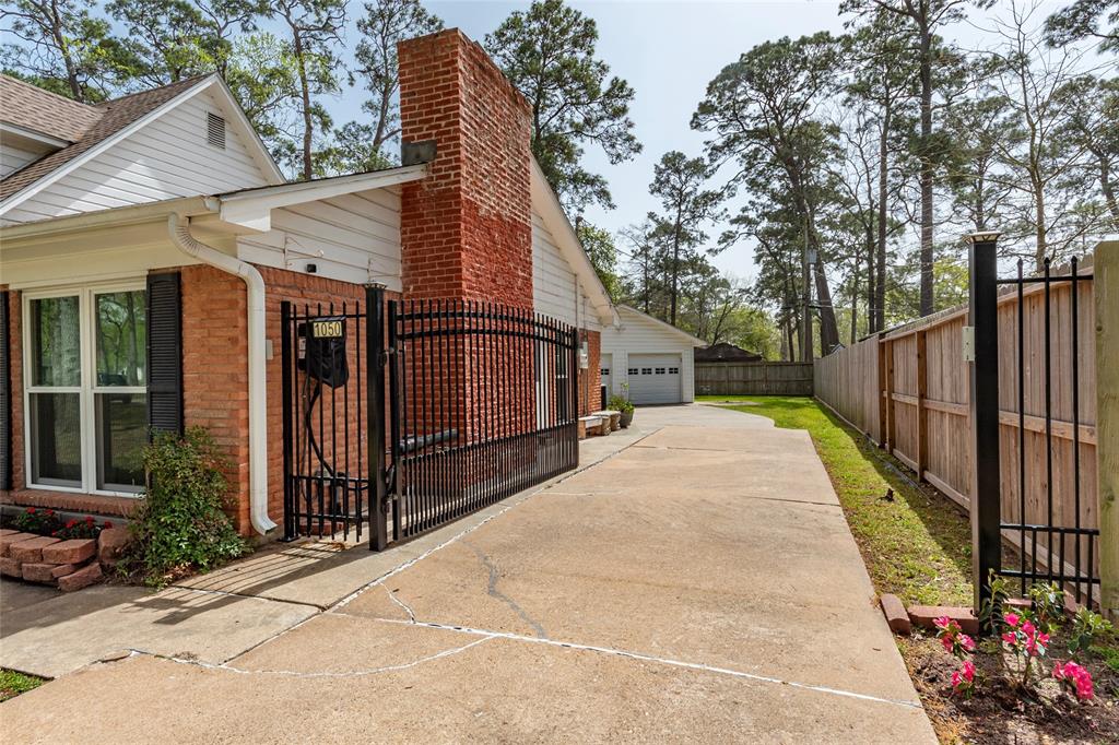1050 Royal Oak Drive, Dickinson, Texas image 4