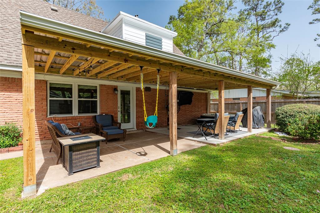 1050 Royal Oak Drive, Dickinson, Texas image 7