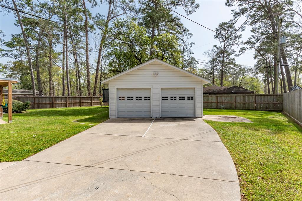 1050 Royal Oak Drive, Dickinson, Texas image 12