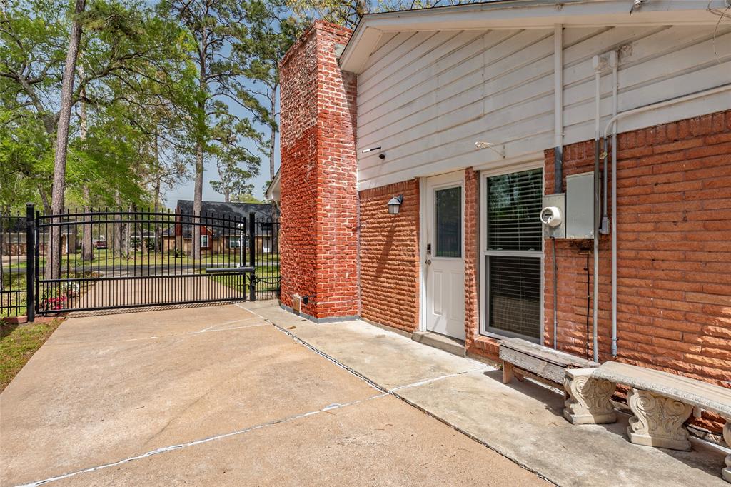 1050 Royal Oak Drive, Dickinson, Texas image 5