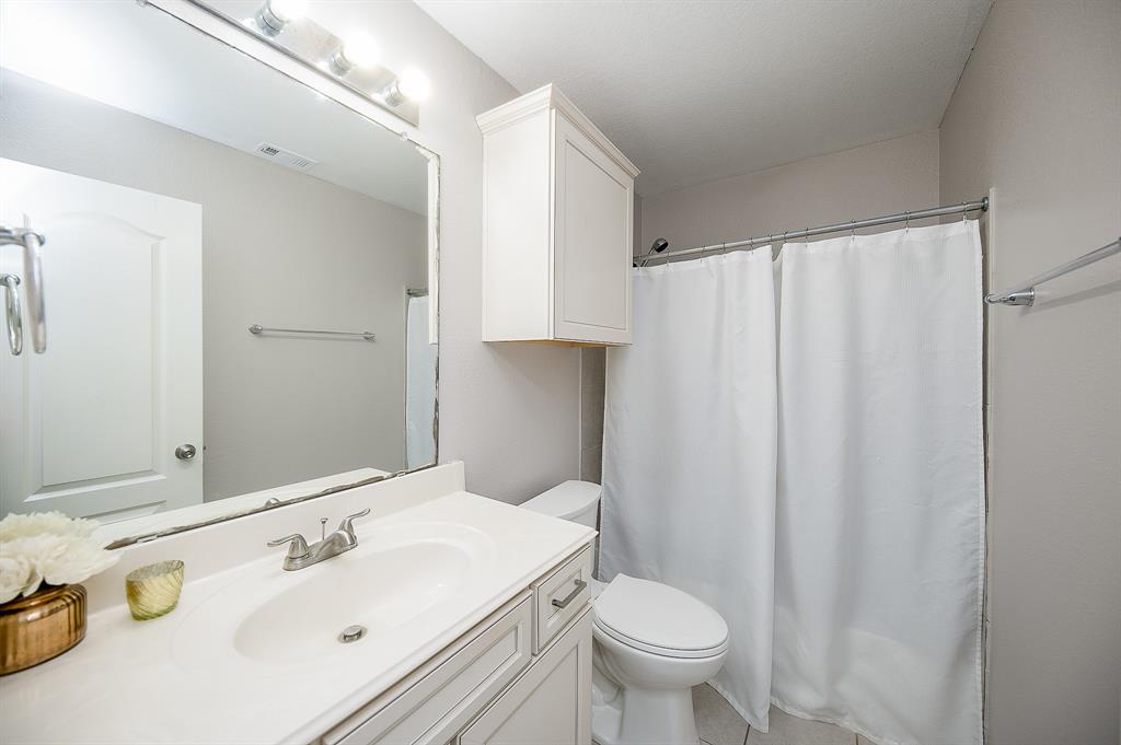 6323 Thornton Drive, Missouri City, Texas image 18