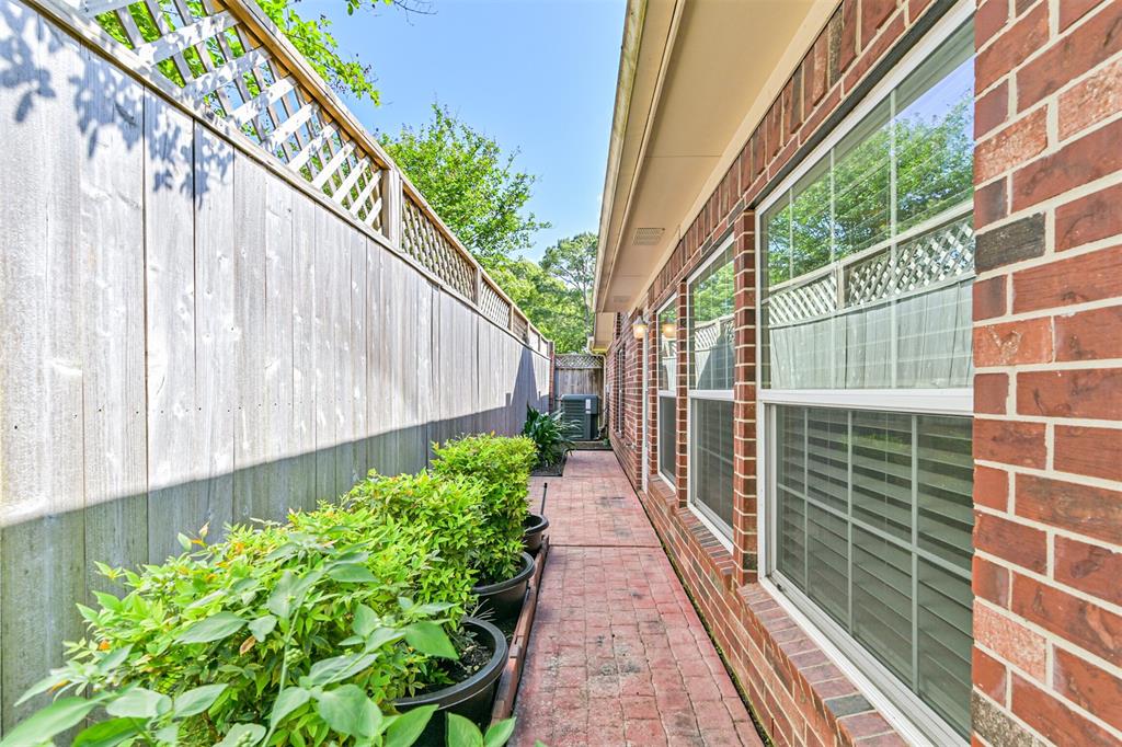 314 Parkwood Village Drive, Friendswood, Texas image 33