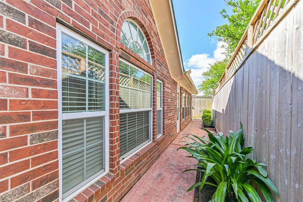 314 Parkwood Village Drive, Friendswood, Texas image 32