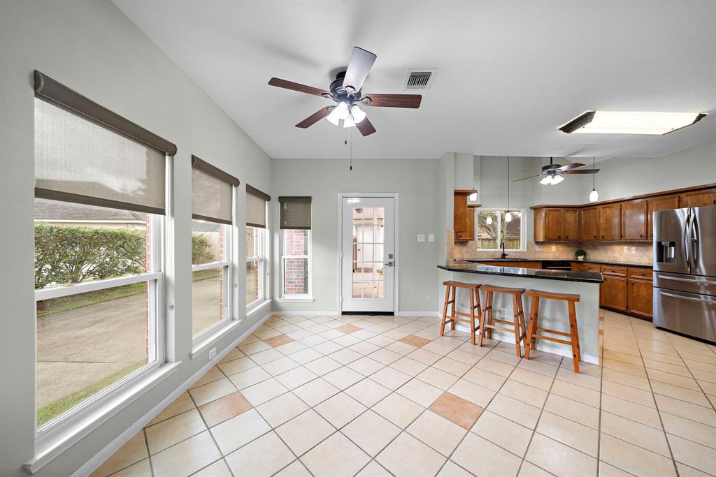 1708 Falcon Ridge Boulevard, Friendswood, Texas image 9
