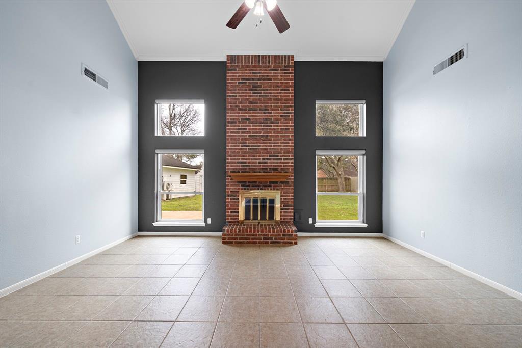 1708 Falcon Ridge Boulevard, Friendswood, Texas image 3