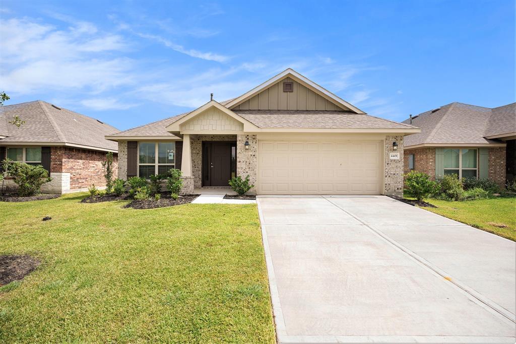 4401 East Bayou Maison Circle, Dickinson, Texas image 1