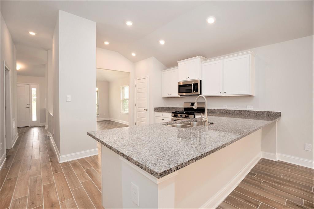 4401 East Bayou Maison Circle, Dickinson, Texas image 4