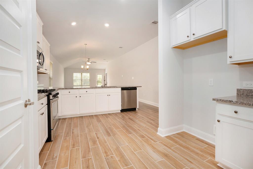 4401 East Bayou Maison Circle, Dickinson, Texas image 6