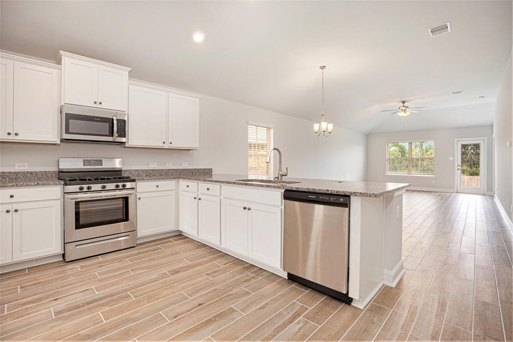 4401 East Bayou Maison Circle, Dickinson, Texas image 5