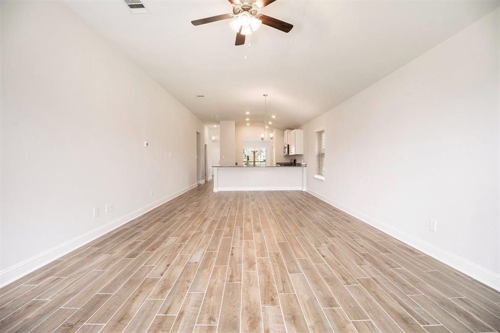 4401 East Bayou Maison Circle, Dickinson, Texas image 2