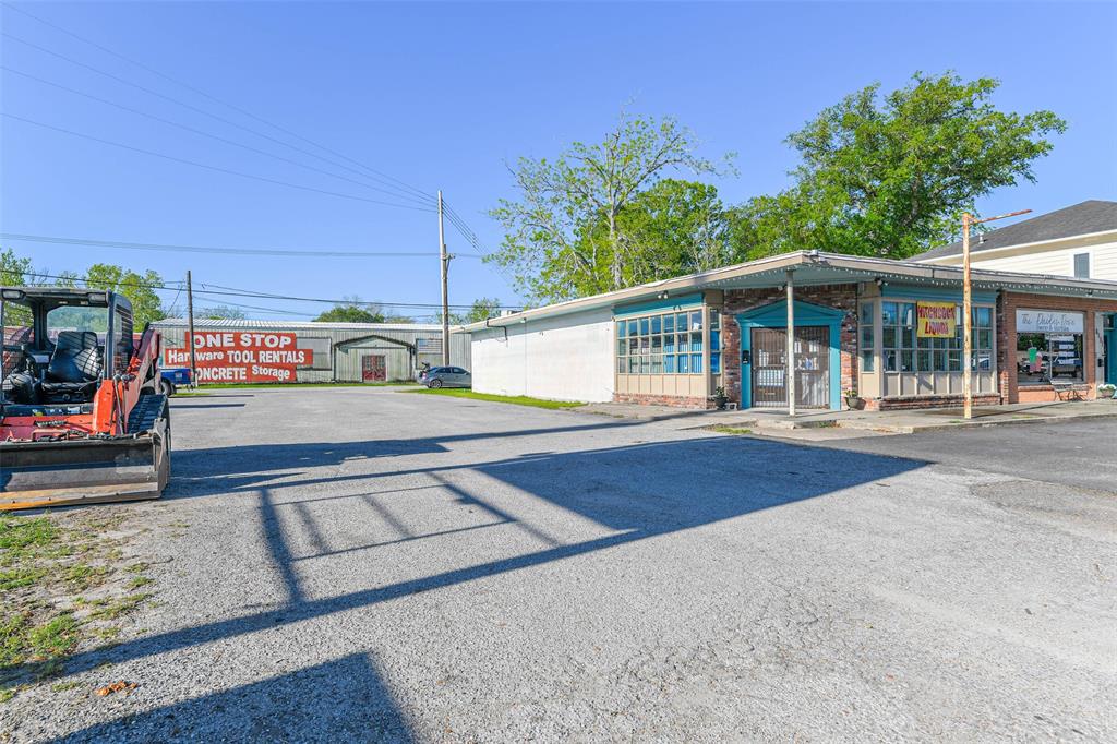 8107 Highway 6, Hitchcock, Texas image 2