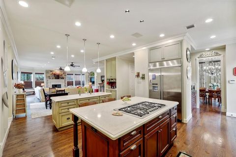 Single Family Residence in Bellaire TX 108 Calvi Court 13.jpg