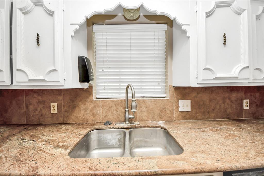 2002 Saddlecreek Drive, Houston, Texas image 22