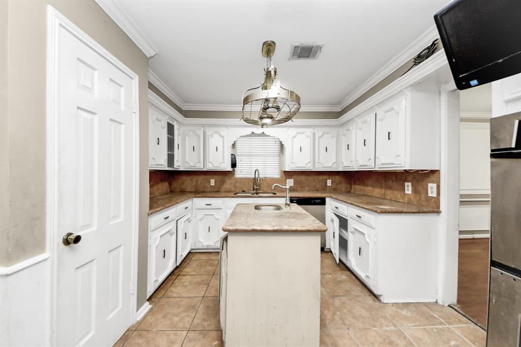 2002 Saddlecreek Drive, Houston, Texas image 17