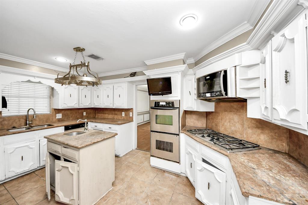 2002 Saddlecreek Drive, Houston, Texas image 18