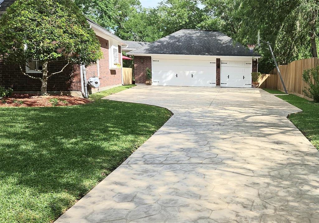 308 Woodstream Circle, Friendswood, Texas image 2