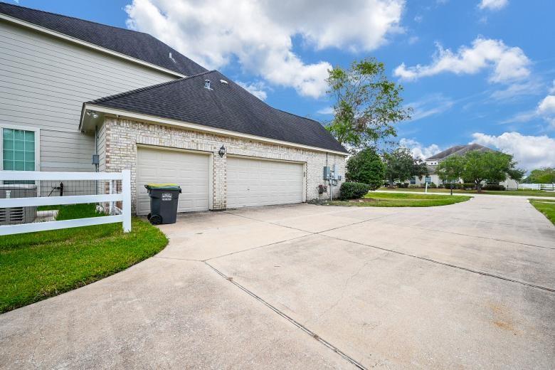 4033 Quail Run Drive, Pearland, Texas image 11