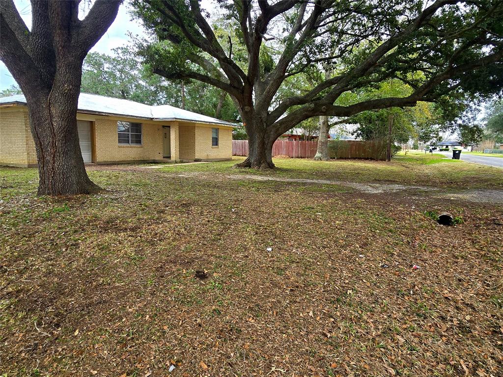 409 La Bradford Drive, Bay City, Texas image 3