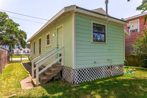 Single Family Residence in Galveston TX 1523 22nd Street 43.jpg