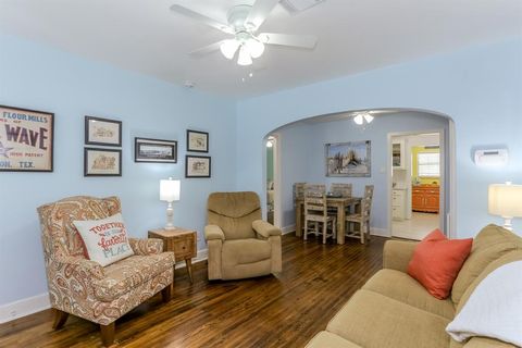 Single Family Residence in Galveston TX 1523 22nd Street 10.jpg