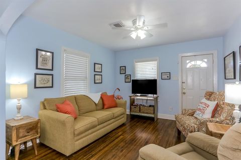 Single Family Residence in Galveston TX 1523 22nd Street 8.jpg