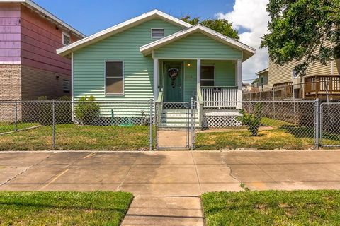 Single Family Residence in Galveston TX 1523 22nd Street 2.jpg